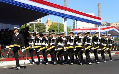 Polic�as y militares rinden homenaje a la patria con un desfile en la Costanera de Asunci�n