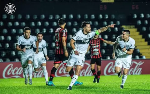 Olimpia supera a Patronato y pone un pie en octavos de final