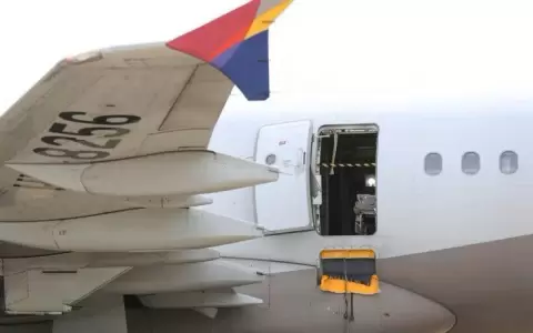 Hombre que abri� la puerta de emergencia de un avi�n en el aire podr�a ir 10 a�os preso