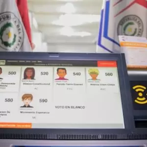 Senador demuestra c�mo las m�quinas de votaci�n pueden ser vulneradas