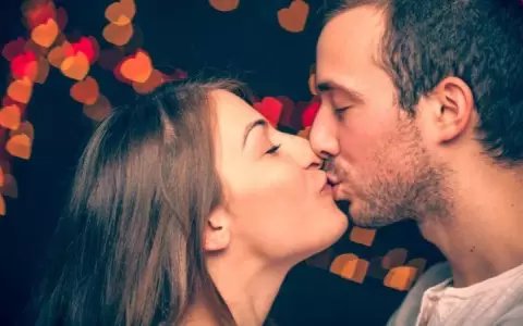 �En qu� momento de la historia empezamos a besarnos en los labios?