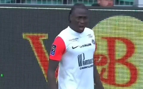 Viral: futbolista se quiebra en pleno partido por la muerte de su madre