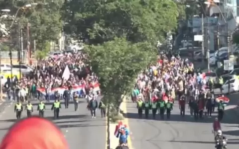 Eusebio Ayala totalmente bloqueada por llegada masiva de manifestantes frente al TSJE