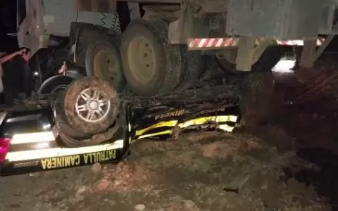 Grave accidente sobre la Transchaco: cami�n aplast� m�vil de la Caminera
