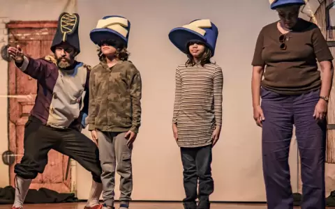 "14 y 15... Alboroto en la plaza (recargado)" en el Teatro Latino
