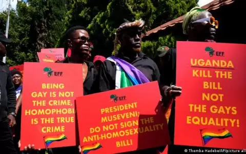 Uganda promulga controversial ley contra la homosexualidad