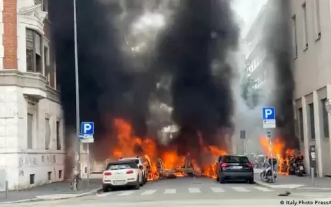 Veh�culos en llamas tras explosi�n en el centro de Mil�n