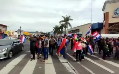 Manifestantes cierran media calzada sobre Eusebio Ayala y generan congesti�n en el tr�nsito
