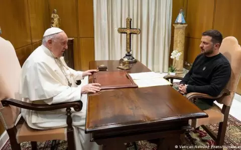 Zelenski al papa Francisco: �No puede haber igualdad entre v�ctima y agresor�