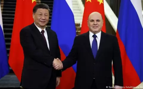 Primer ministro ruso llega a China para reunirse con Xi y empresarios