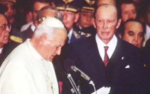 Hace 35 a�os Juan Pablo II se convert�a en el primer pont�fice en pisar tierra guaran�