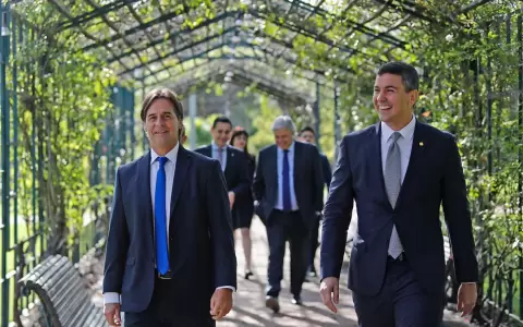 Pe�a concluye fugaz gira por el Mercosur a un mes de la victoria
