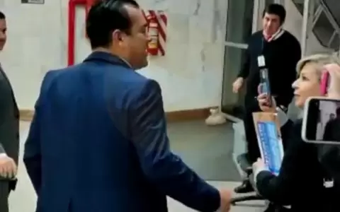 Escrachan a Friedmann al retirarse de Tribunales, su audiencia fue nuevamente suspendida