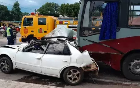 Transporte p�blico ocasion� m�ltiple choque en Ypacara�