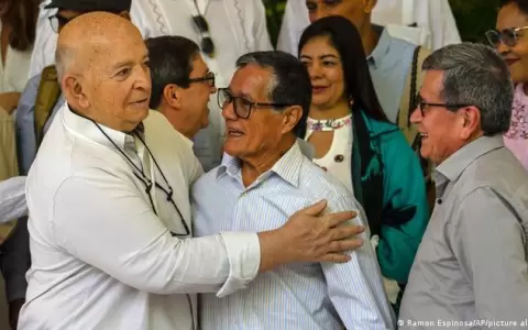 Gobierno de Colombia y ELN extienden por 10 d�as los di�logos de paz