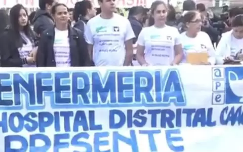 Profesionales de enfermer�a se movilizan frente al Ministerio de Salud