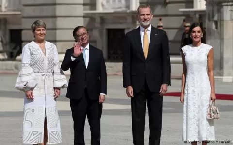 Los reyes de Espa�a reciben con honores a Gustavo Petro en su visita de Estado