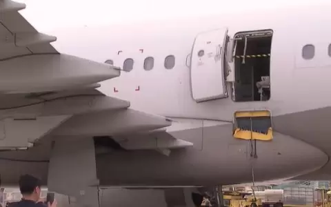 Un pasajero abri� la puerta de emergencia de un avi�n en pleno vuelo: hay 12 heridos