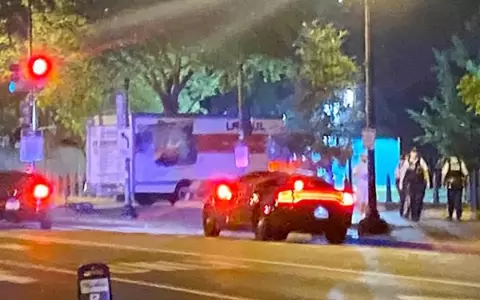 Detenido un hombre tras estrellar un cami�n contra las barreras de seguridad de la Casa Blanca