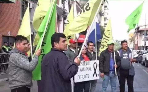 Docentes se movilizan frente al MEC para exigir seguridad en aulas