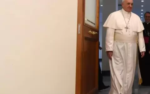 El papa Francisco sale del hospital en Roma tras recuperarse de una cirug�a