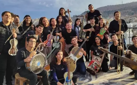 Tekovete y la Orquesta de Instrumentos Reciclados de Cateura, en concierto