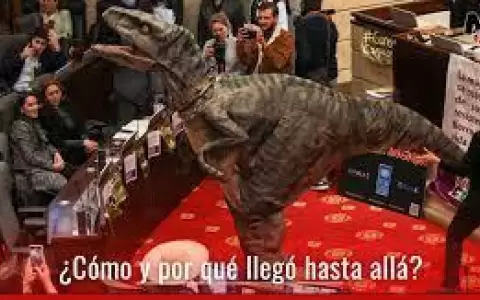 Colombia: dinosaurio irrumpi� en el Congreso para recordar que los humanos podemos extinguirnos
