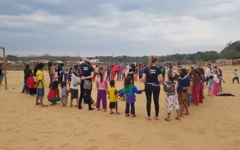 J�venes voluntarios trabajan por regalar sonrisas a ni�os del Ba�ado Sur