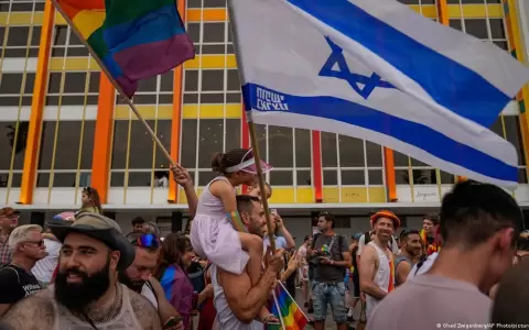 Miles de personas se suman a marcha del Orgullo en Tel Aviv