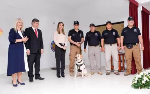 Presentan a "Lala", la nueva agente canina antidrogas de la Senad