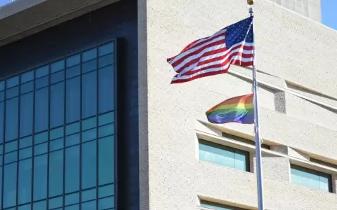 Embajadas estadounidenses en todo el mundo izan la "bandera del orgullo" para promover la igualdad