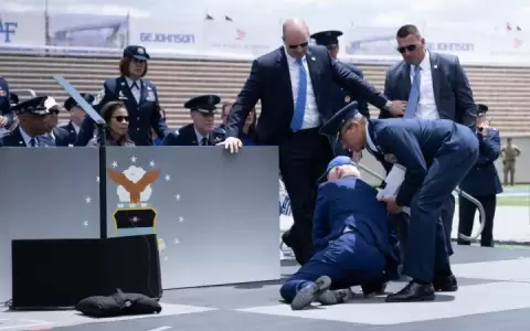 Joe Biden cae al suelo durante acto de graduaci�n de la Fuerza A�rea de EE. UU.