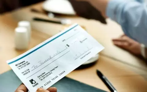 Cheques rechazados con aumento de 33 % en abril