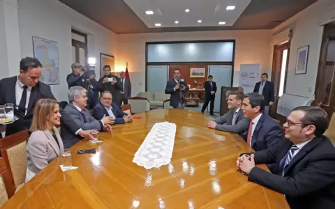 Ministros salientes y entrantes en reuni�n para avanzar en el proceso de transici�n
