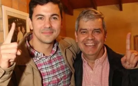 Santiago Pe�a y el ministro del Interior Enrique Riera a los abrazos.