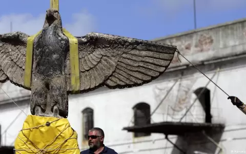 Uruguay desiste de convertir �guila nazi en paloma de la paz