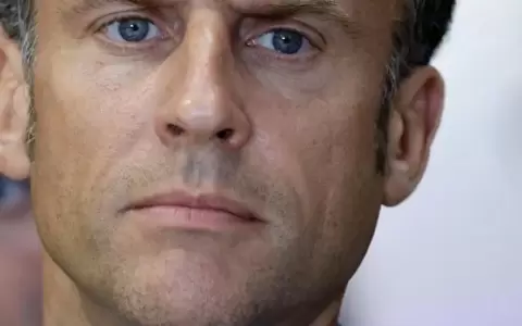 Macron se bebe una botella de Corona de un trago y genera pol�mica
