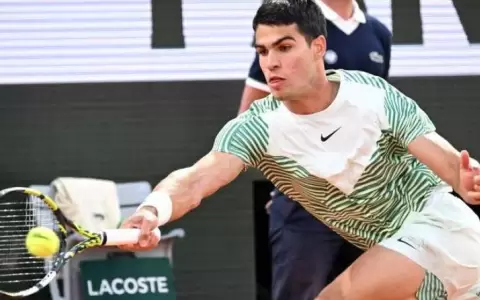 Roland Garros: un arrollador Alcaraz deja en camino a Tsitsipas