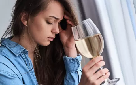 �Qu� relaci�n hay entre la depresi�n y el alcoholismo?