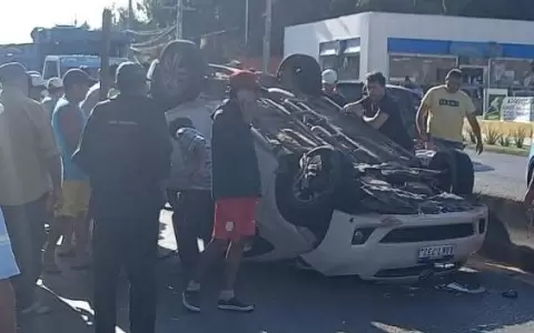 En accidente con vuelco de veh�culo, tres personas resultaron heridas