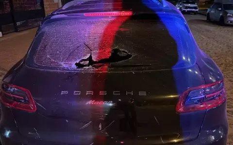 Hombre que �privatiza� calle da�a esta vez lujoso veh�culo por estacionar frente a su casa