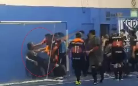 Fan�tico apu�al� a un jugador durante un partido de f�tbol de sal�n
