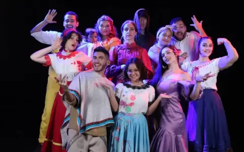 "Una familia con encanto" sube a escena en el Teatro Guaran�