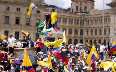 Miles protestan en Colombia contra las reformas de Petro