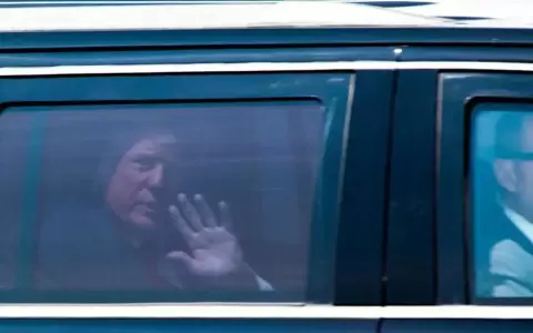 Inculpan a un asistente de Donald Trump por el caso de los documentos clasificados