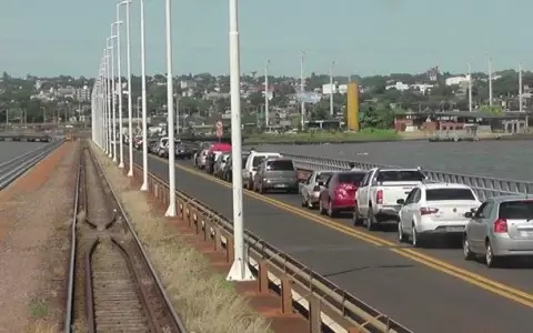 Largas filas generan caos en el cruce Posadas - Encarnaci�n