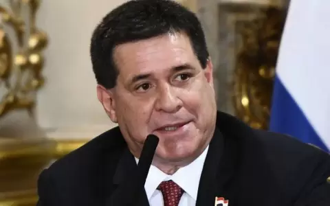 Cartes da a entender que se siente presidente de la Rep�blica