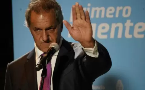 Daniel Scioli desaf�a a los K: "Aunque pongan que hay que tener dos brazos, voy a competir igual"