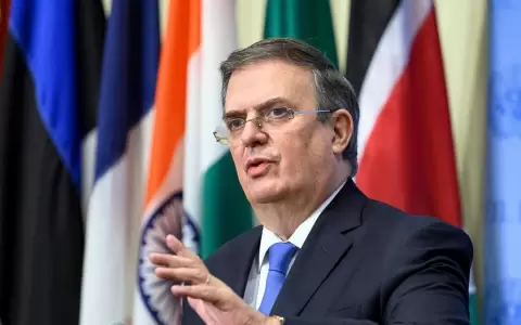 Canciller mexicano renuncia para competir por candidatura