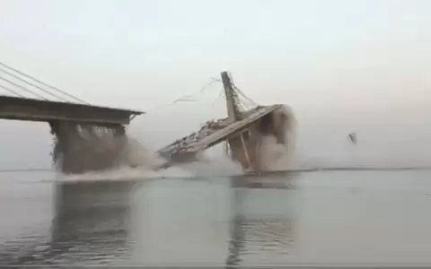 Colapsa puente colgante en India por segunda vez